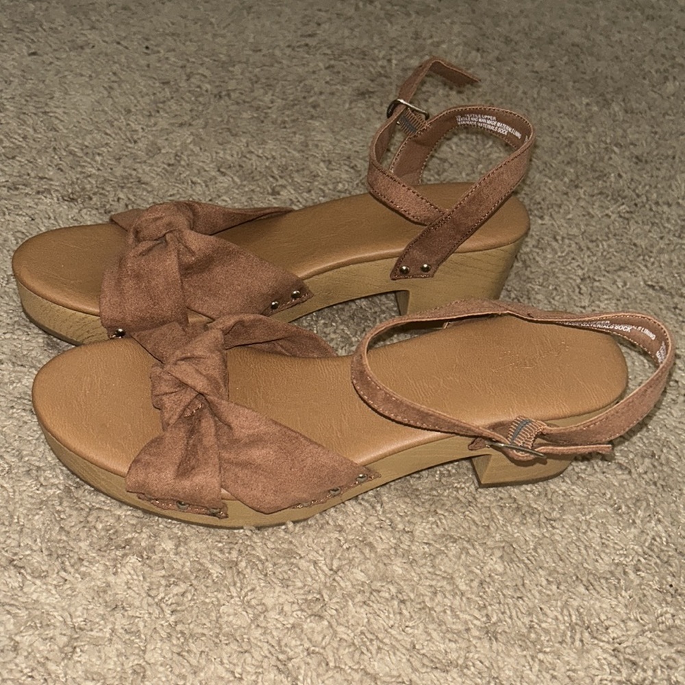 Universal Thread Sandals- Never Worn! - image 4